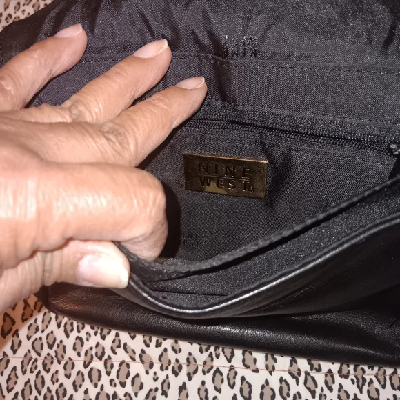 Chic Black Leather Shoulder Bag with Gold Chain - Picture 11 of 12